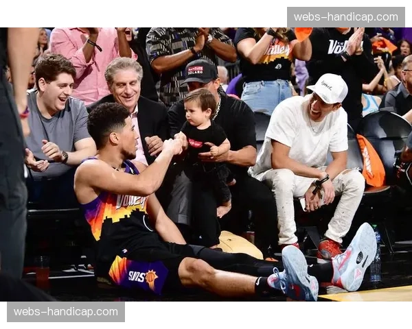 训练营高光时刻：老将布里安娜·斯图尔特在队内对抗赛中命中压哨三分