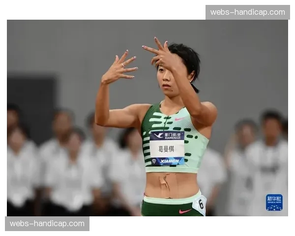 垫场赛出现冷门，排名第十五的选手三角绞降服排名第八选手