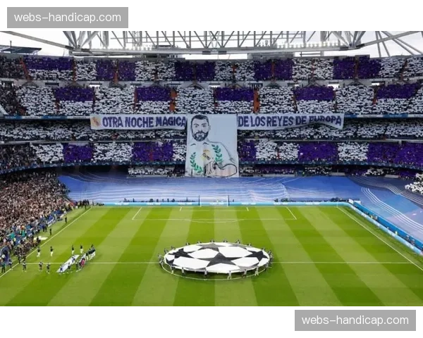 镜头捕捉:西汉姆联球迷看台展示巨型TIFO致敬已故传奇 镜头捕捉:西汉姆联球迷看台展示巨型TIFO致敬已故传奇